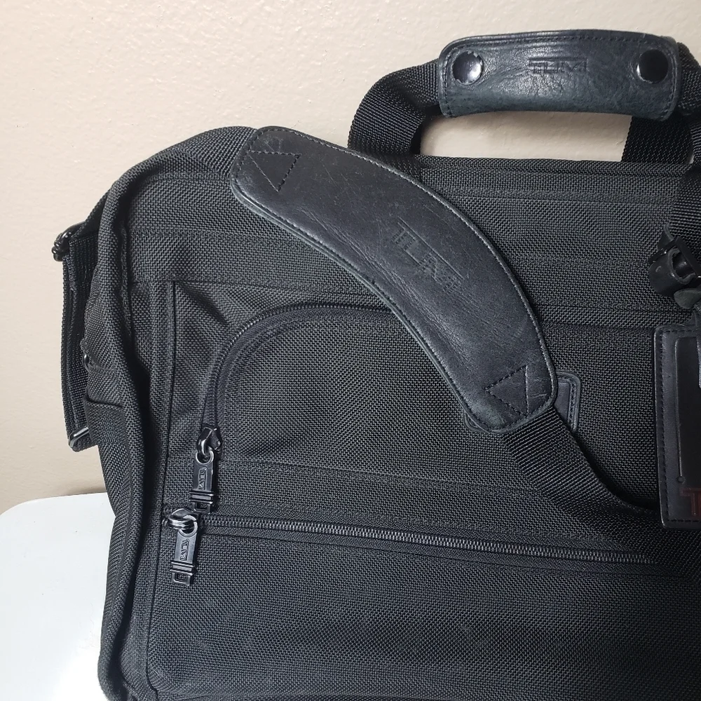 Tumi 225D3 Black Carry-on Travel Overnight Bag Case with Shoulder Strap-17x13x8